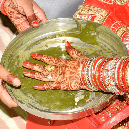 best beauty parlour in Ahmedabad, which provides mehndi designing services for all events and traditional occasions.